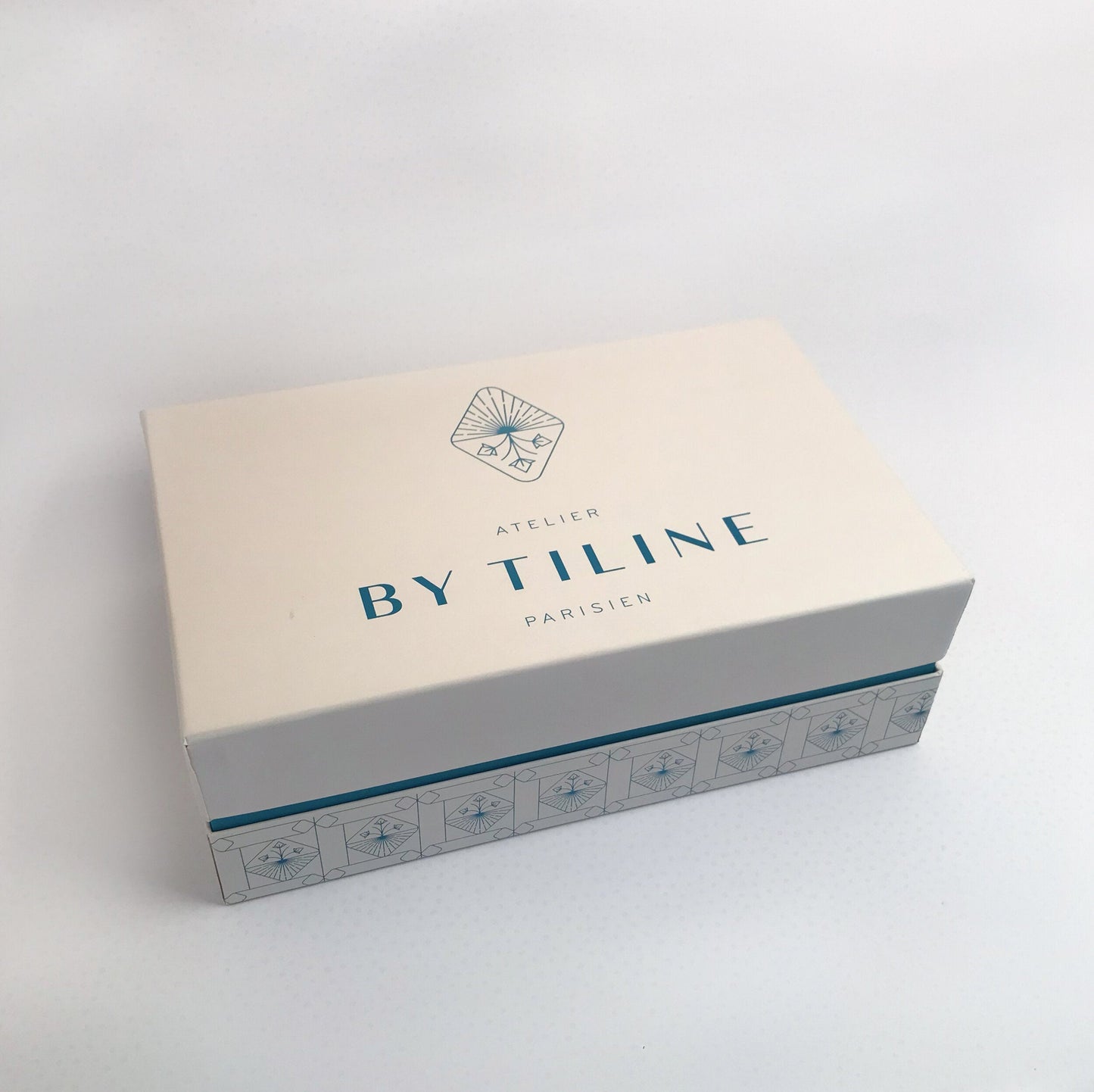 Scented Candle Parisian Masterpiece Embodies Serenity and Sophistication